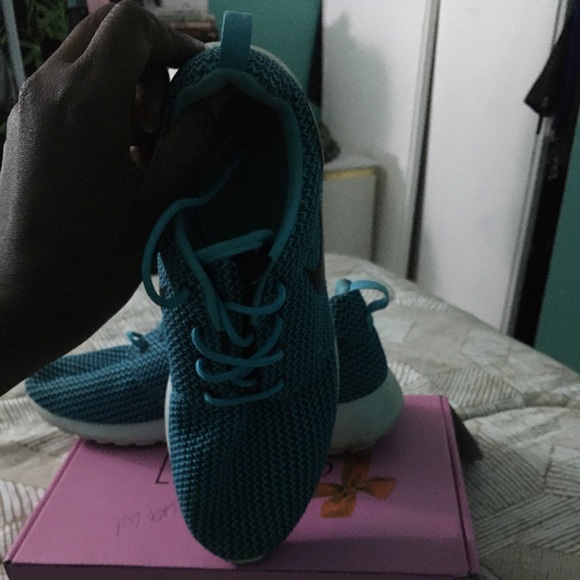 Women’s size 10 Nike Roshe - Picture 3 of 3